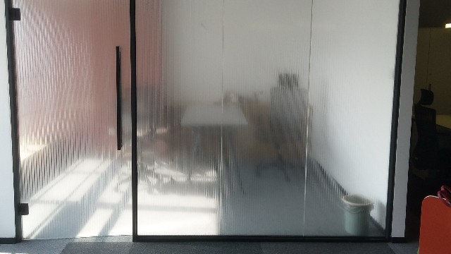 上海磨砂膜哪家好_ 如何將自然元素融入玻璃裝飾畫(huà)中？